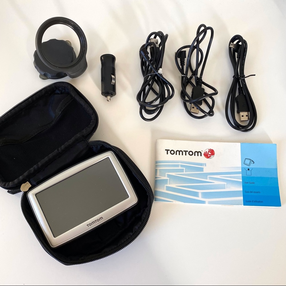 LAST CHANCE SALE! TOMTOM XL GPS with Chargers Accessories